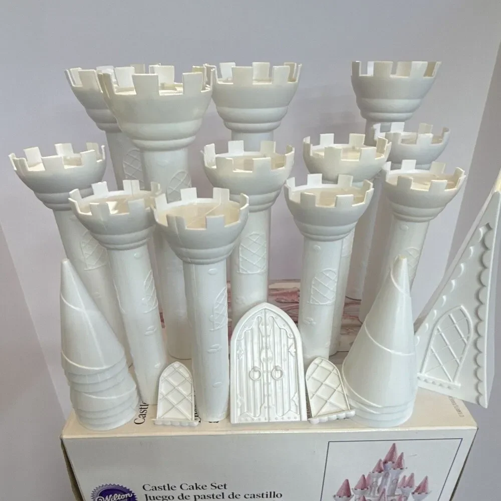 Wilton Castle Cake Set 32-Piece Plastic Cake Decorating Kit, White, Textured